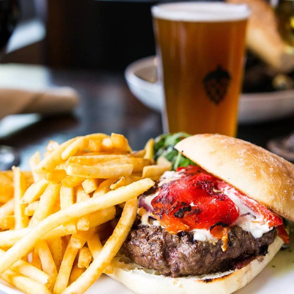 Peter Christians Tavern | restaurant | 195 Main St, New London, NH 03257, USA | 6035262964 OR +1 603-526-2964