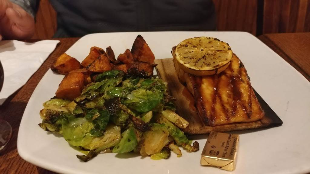 Champps Americana Brookfield | restaurant | 1240 S Moorland Rd, Brookfield, WI 53005, USA | 2627976600 OR +1 262-797-6600