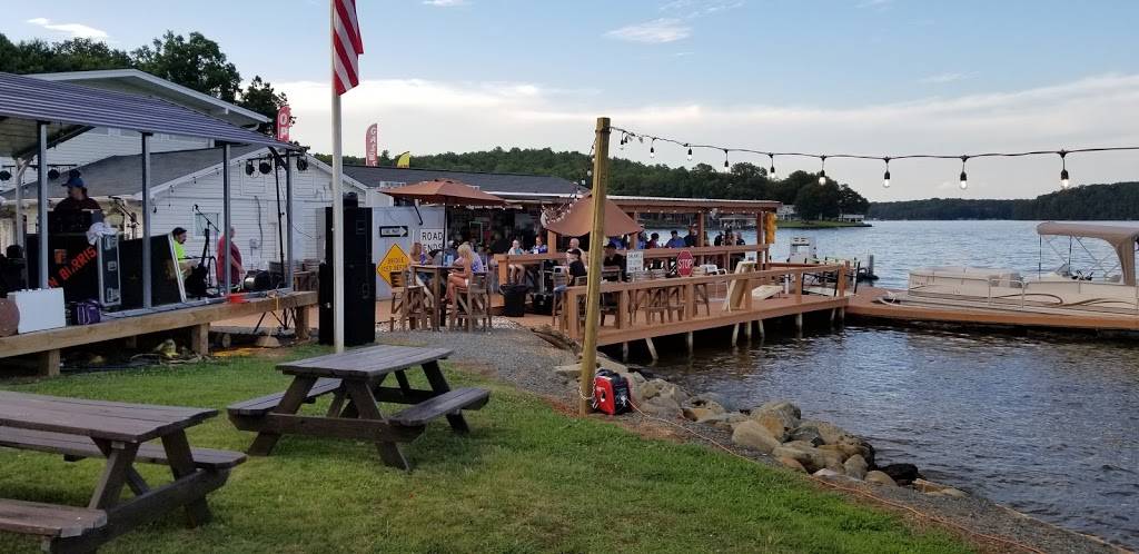 The Boat House on Lake Tillery | restaurant | 712 Berry Hill Dr, Norwood, NC 28128, USA | 7044740312 OR +1 704-474-0312