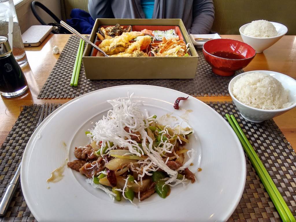 Hot Woks Cool Sushi | restaurant | 2032 W Roscoe St, Chicago, IL 60618, USA | 7738809800 OR +1 773-880-9800