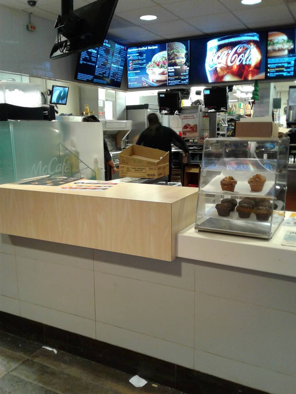 McDonalds | cafe | 995 Main St, Worcester, MA 01603, USA | 5087575357 OR +1 508-757-5357