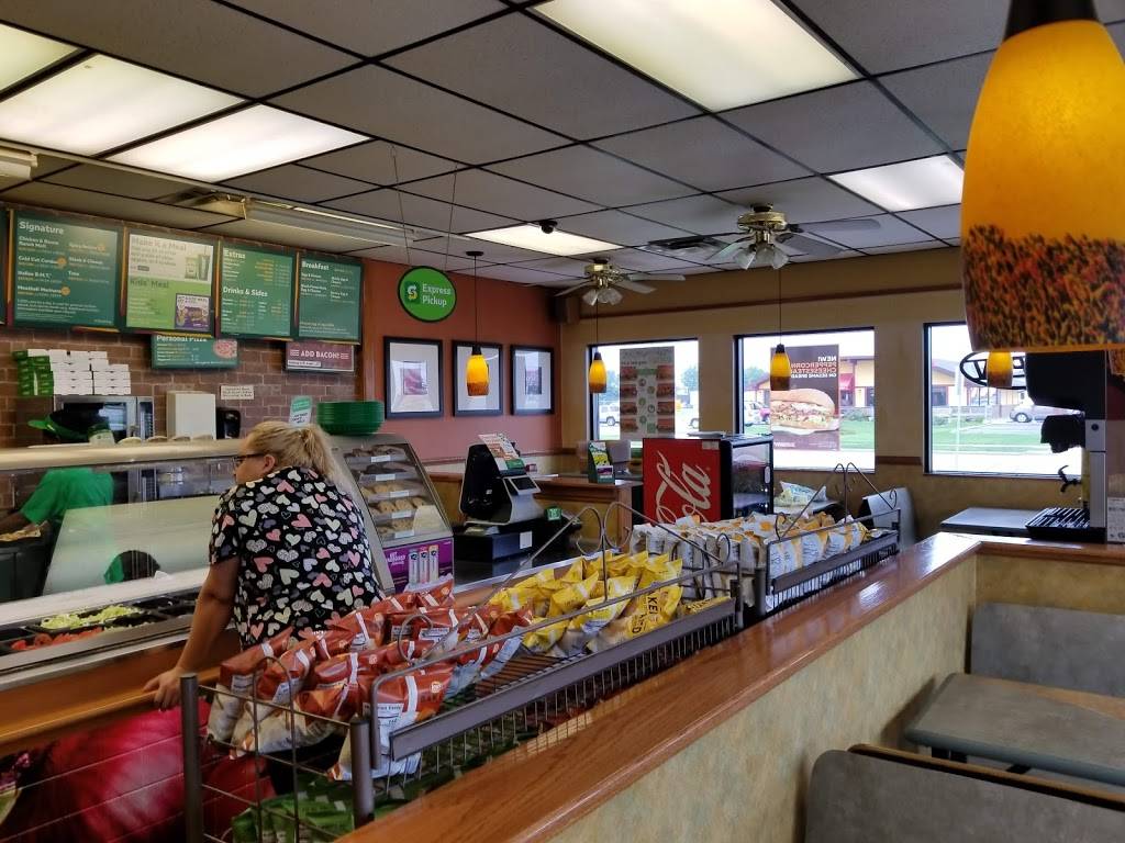 Subway | restaurant | 105 Dix St, Columbus, WI 53925, USA | 9206235453 OR +1 920-623-5453