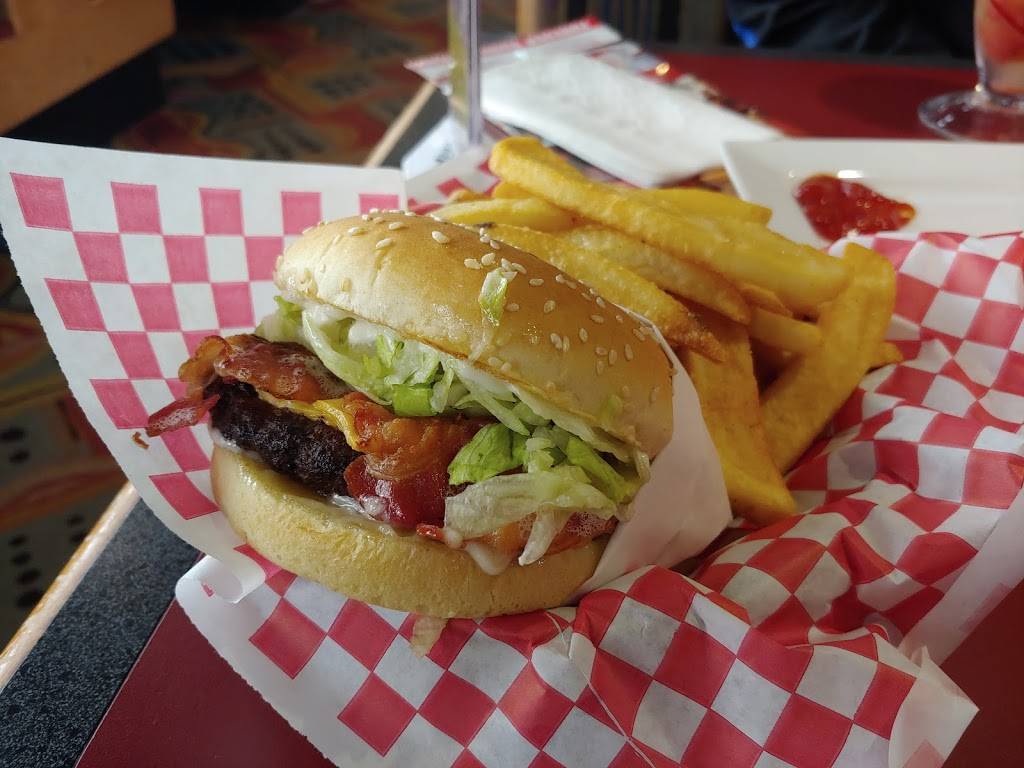 Red Robin Gourmet Burgers and Brews | restaurant | 18650 Ford Rd, Detroit, MI 48228, USA | 3139968910 OR +1 313-996-8910