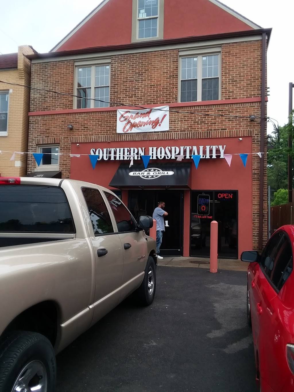 Southern Hospitality | restaurant | 2824, 3402 W Broadway, Louisville, KY 40211, USA | 5028221474 OR +1 502-822-1474