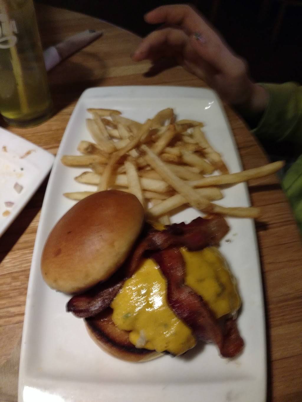 Applebees Grill + Bar | restaurant | 1615 River Valley Cir N, Lancaster, OH 43130, USA | 7406811594 OR +1 740-681-1594