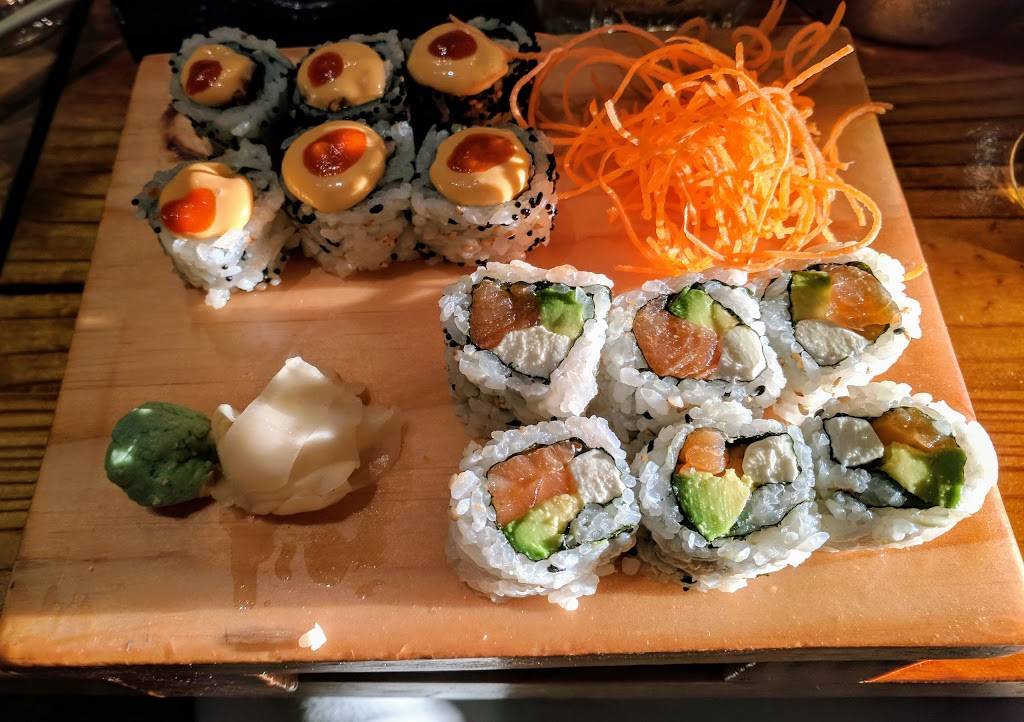 Circle Sushi & Grill | restaurant | 1623 N Halsted St, Chicago, IL 60614, USA | 7735756269 OR +1 773-575-6269
