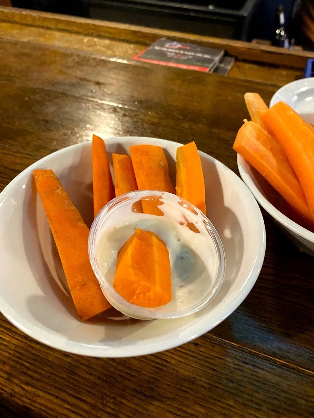 Lockeroom | restaurant | 201 Cundles Rd E, Barrie, ON L4M 4S5, Canada | 7057209060 OR +1 705-720-9060