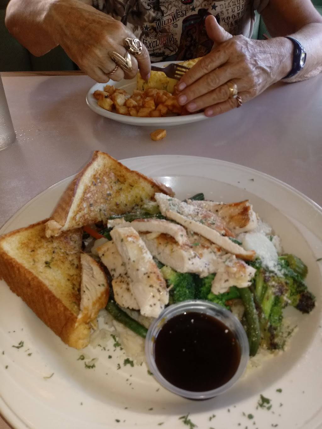 Sammys Restaurant | restaurant | 2021 Del Paso Blvd, Sacramento, CA 95815, USA | 9169256747 OR +1 916-925-6747