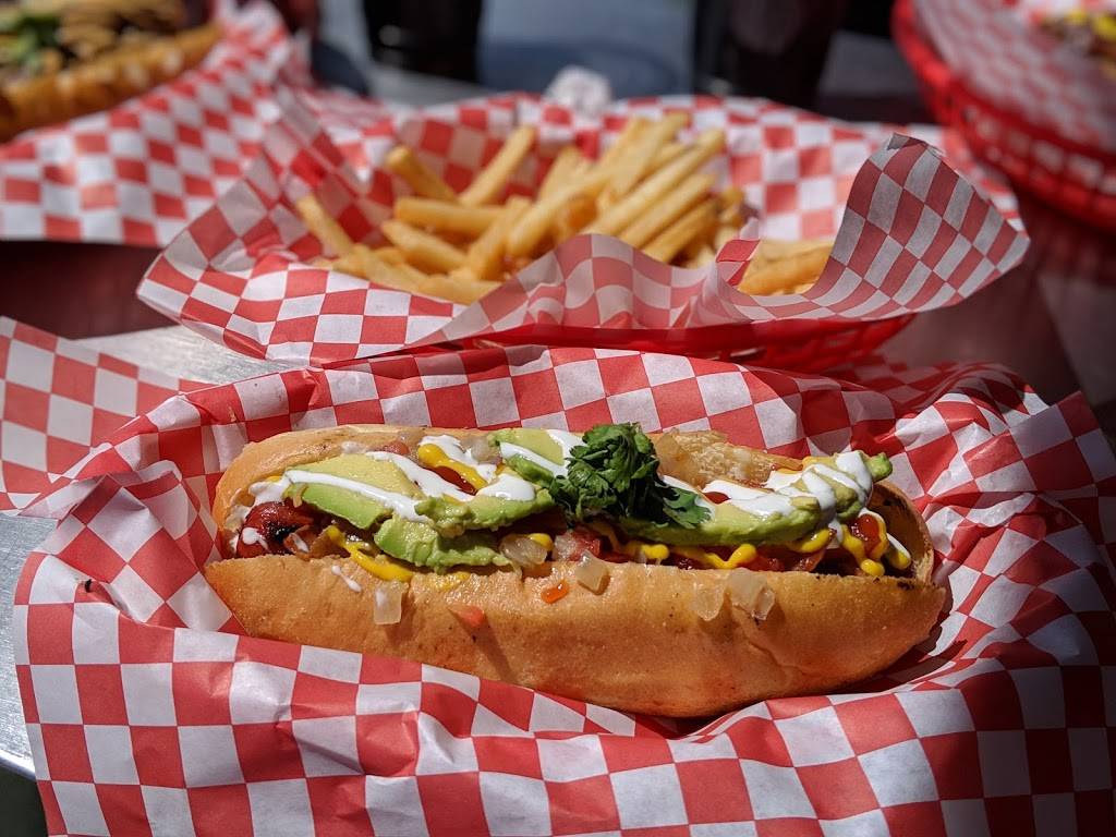 Daves Dogs Grill | restaurant | 149 S Turnpike Rd, Santa Barbara, CA 93111, USA | 8057707772 OR +1 805-770-7772