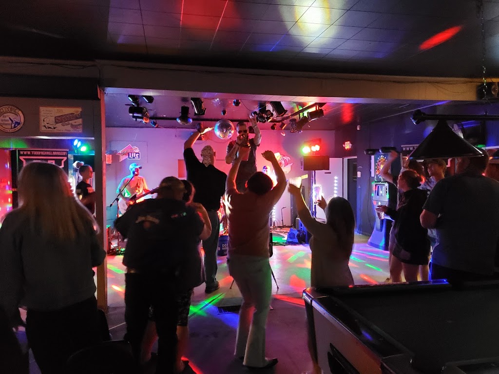 Wagon Wheel Pub | restaurant | 612 Pine St, Sebewaing, MI 48759, USA | 9897043096 OR +1 989-704-3096