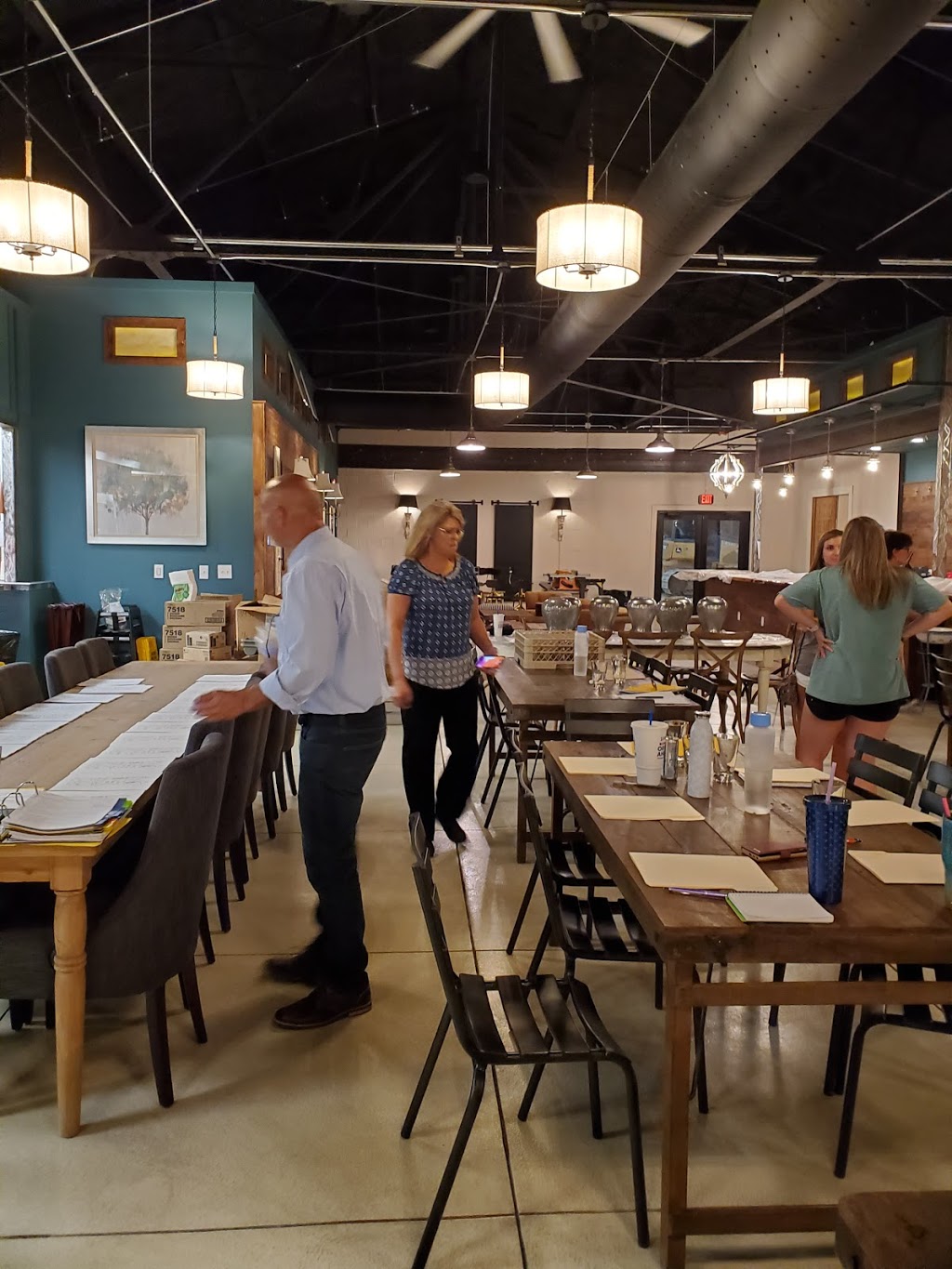 Local and Company Food+Drink | restaurant | 812 N McKenzie St, Foley, AL 36535, USA | 2512011000 OR +1 251-201-1000