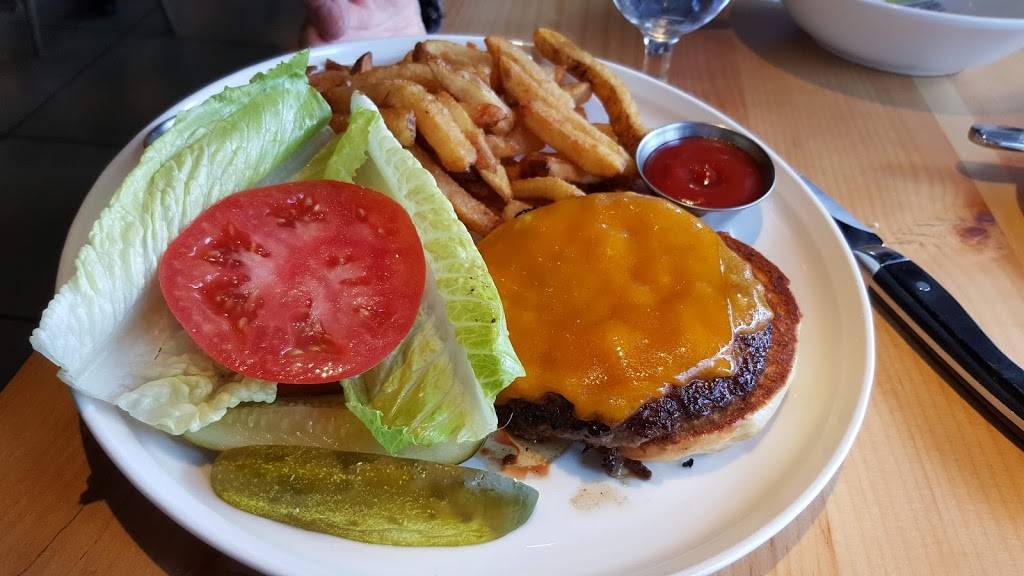 The Mariner | restaurant | 21 W Main St, Mystic, CT 06355, USA | 8605365200 OR +1 860-536-5200