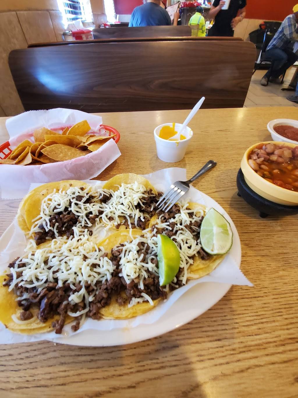 La Tapatia Restaurant | restaurant | 420 S San Patricio St, Sinton, TX 78387, USA | 3613641691 OR +1 361-364-1691