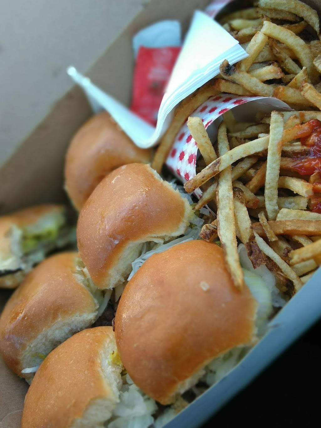 Hamburger Station | restaurant | 2685 Manchester Rd, Akron, OH 44319, USA | 3307534100 OR +1 330-753-4100