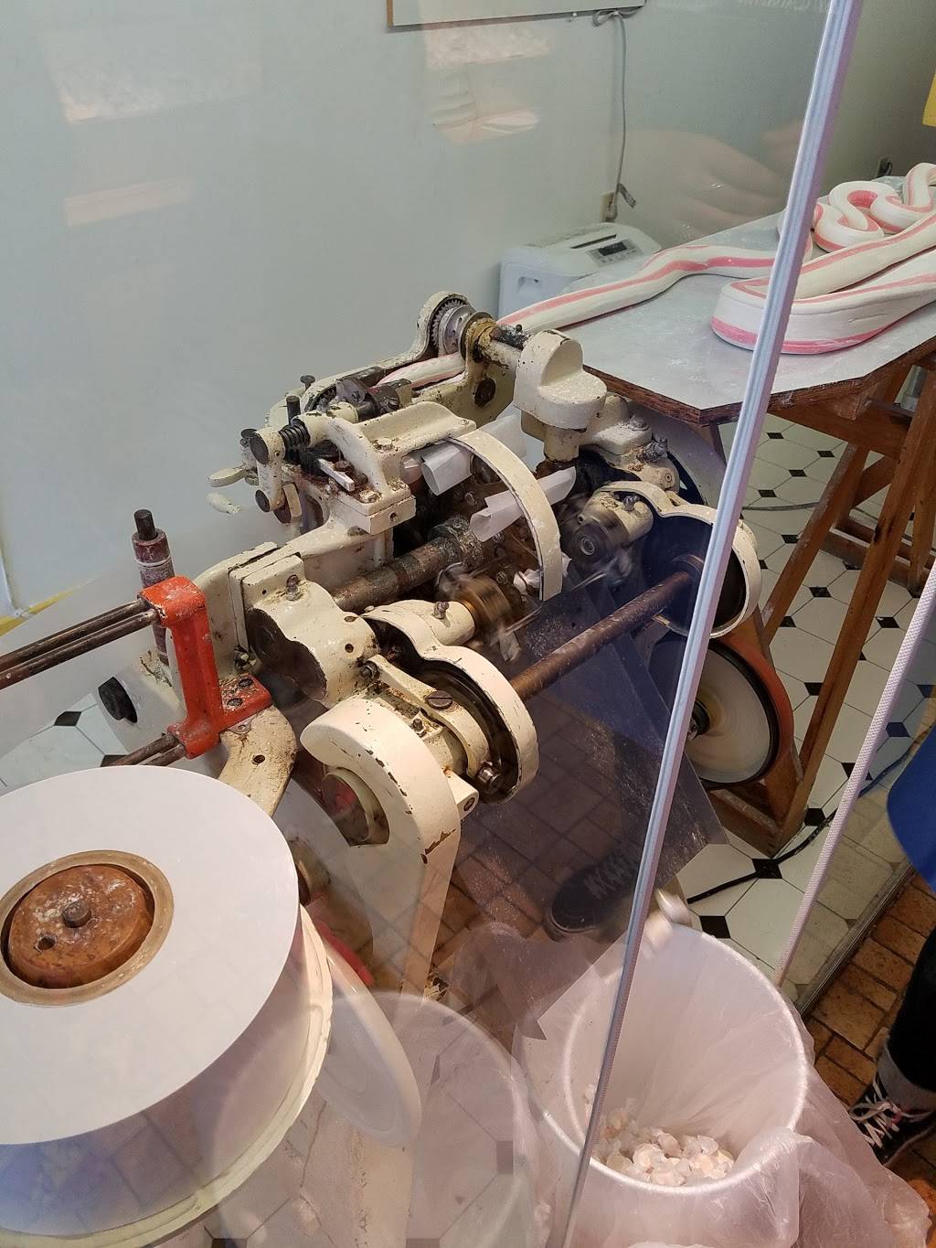 Daffy Taffy And Fudge Factory | restaurant | 2-14 By-Way, Boothbay Harbor, ME 04538, USA | 2076335178 OR +1 207-633-5178