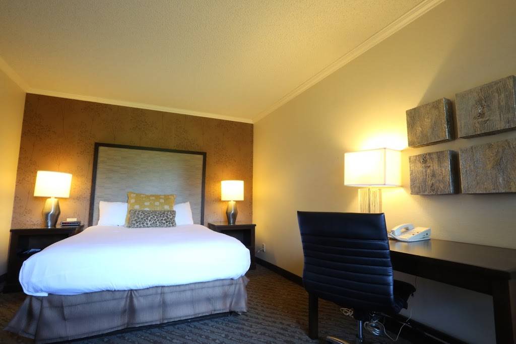 Valley River Inn | restaurant | 1000 Valley River Way, Eugene, OR 97401, USA | 5417431000 OR +1 541-743-1000