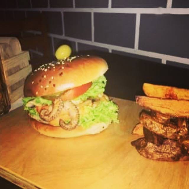 Top burger & wings | restaurant | Carr. Transpeninsular, Chapultepec, 22785 Ensenada, B.C., Mexico | 016461732144 OR +52 646 173 2144