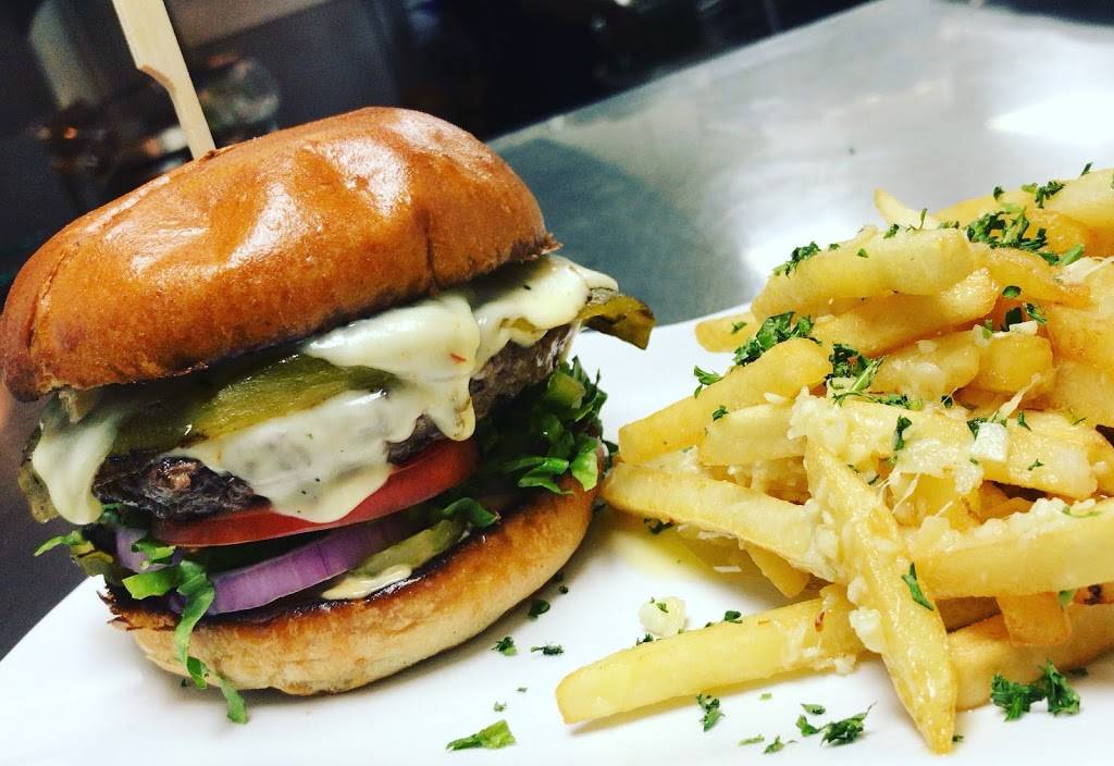 Chucks Place | restaurant | 1447 Historical Plaza Way, Manteca, CA 95336, USA | 2098236196 OR +1 209-823-6196