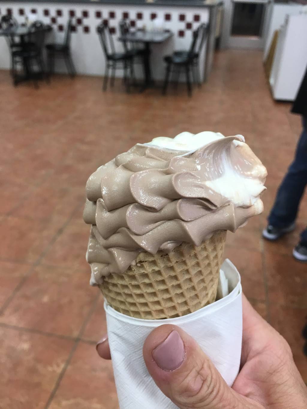 Braums Ice Cream & Burger Restaurant | restaurant | 2825 E 101st St, Tulsa, OK 74137, USA | 9182969120 OR +1 918-296-9120