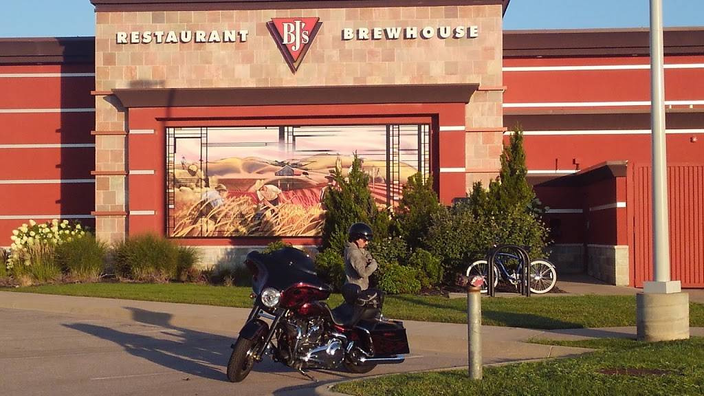 BJs Restaurant & Brewhouse | restaurant | 7960 E Kellogg Dr N, Wichita, KS 67207, USA | 3166870250 OR +1 316-687-0250