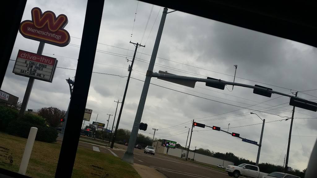 Wienerschnitzel | restaurant | 3602 John Stockbauer Dr, Victoria, TX 77907, USA | 3615783132 OR +1 361-578-3132