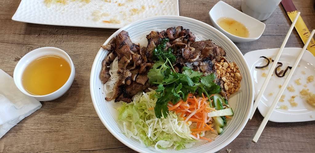 Viet House | restaurant | 3200 Dufferin St, North York, ON M6A 3B2, Canada | 6473469333 OR +1 647-346-9333