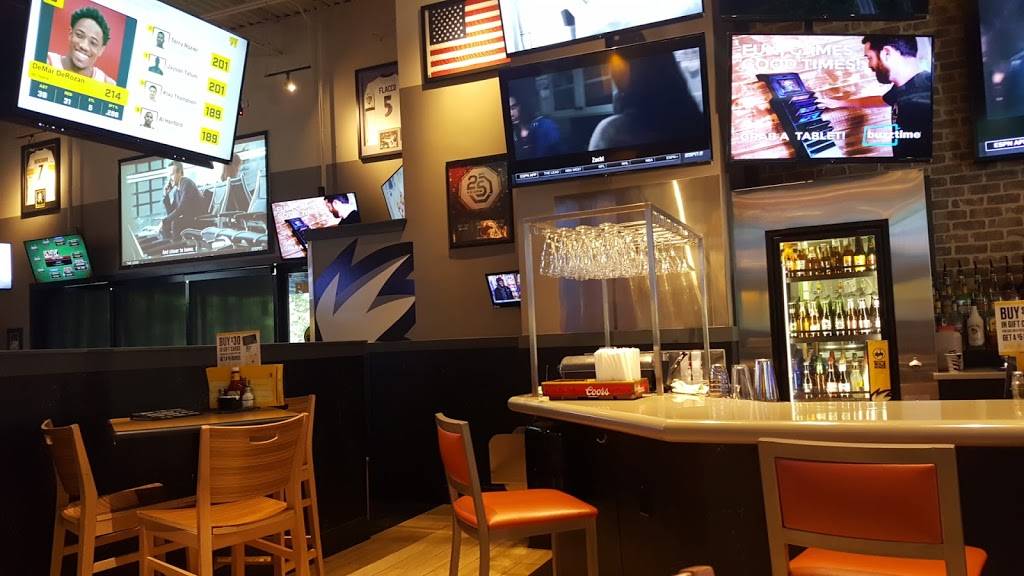 Buffalo Wild Wings | restaurant | 230 Railway Ln, Hagerstown, MD 21740, USA | 3017667250 OR +1 301-766-7250