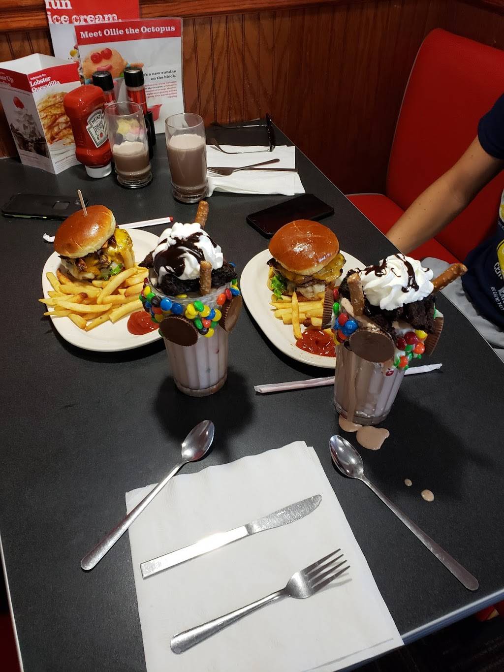 Friendlys | restaurant | 146 Church St, Pembroke, MA 02359, USA | 7818267840 OR +1 781-826-7840