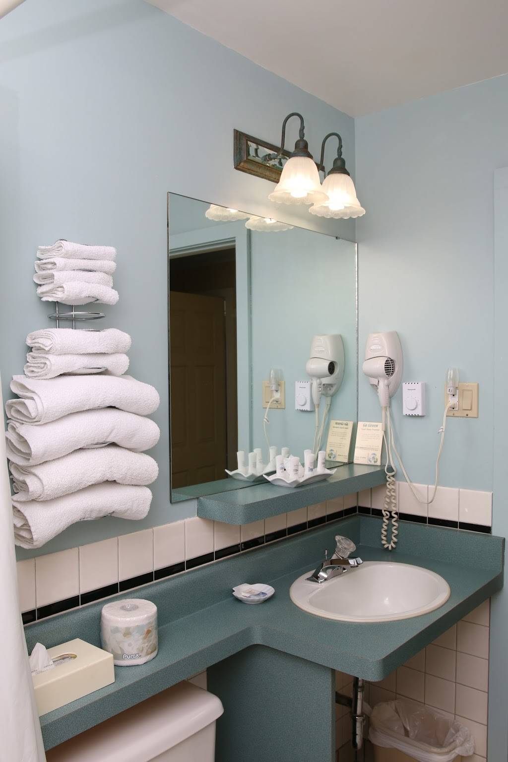 Fern Resort | restaurant | 4432 Fern Resort Rd, Ramara, ON L3V 0L1, Canada | 8005673376 OR +1 800-567-3376