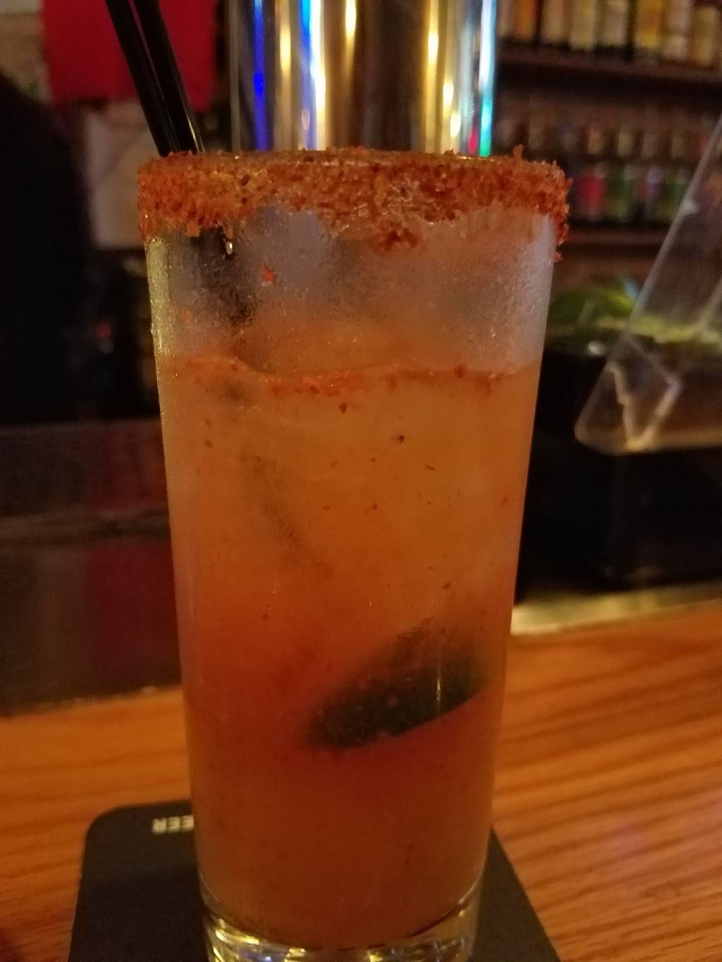 Off The Traxx | restaurant | 3144 Oak Park Ave # A, Berwyn, IL 60402, USA | 7086374430 OR +1 708-637-4430