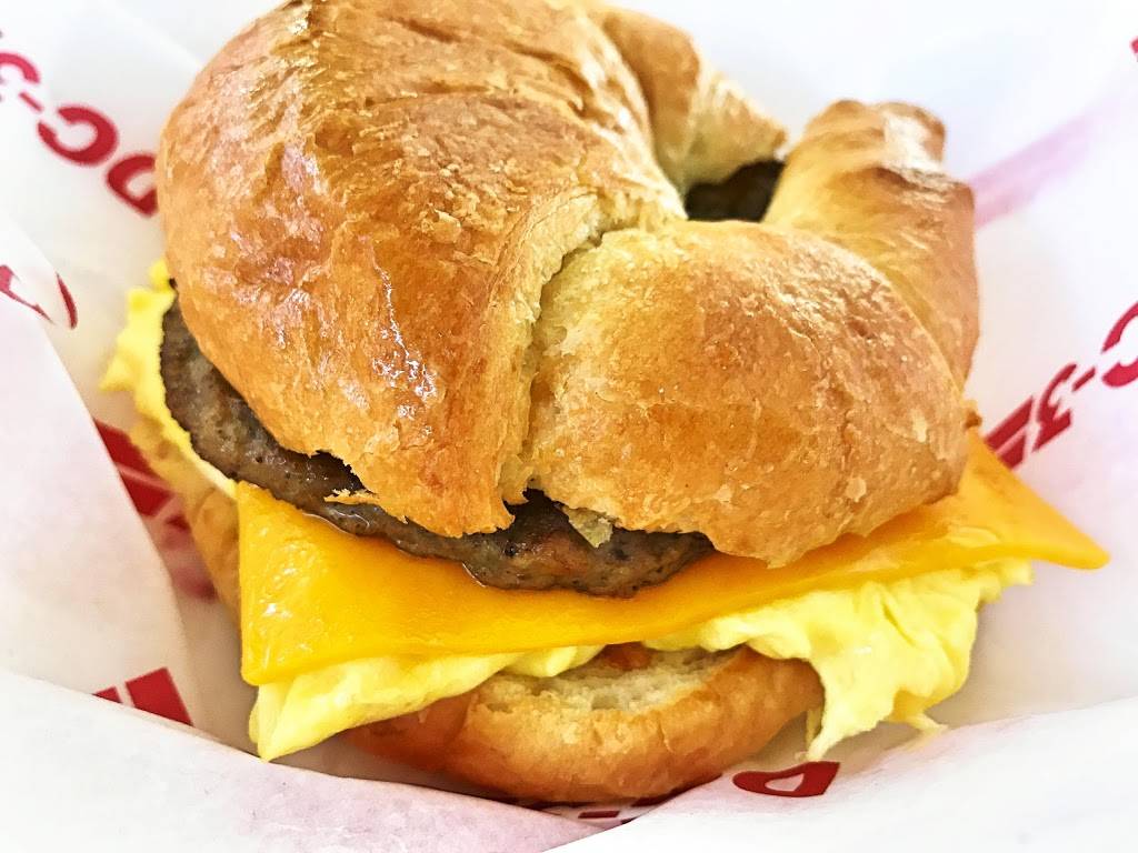 DC-3 Hot Dog Joint | restaurant | 1 Saarinen Cir, Dulles, VA 20166, USA | 7036610425 OR +1 703-661-0425