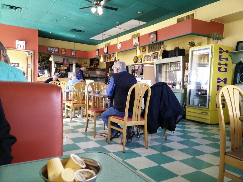 Route 401 Diner | restaurant | 2 Ronson Dr, Etobicoke, ON M9W 1B2, Canada | 4162477836 OR +1 416-247-7836