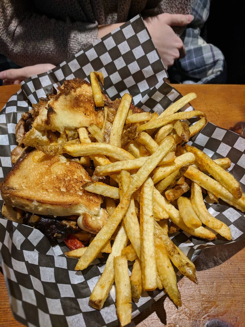 Hogtown Smoke | restaurant | 1959 Queen St E, Toronto, ON M4L 1H7, Canada | 4166919009 OR +1 416-691-9009