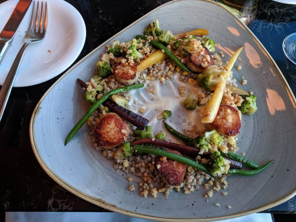 Le ST Laurent Restaurant | restaurant | 460 St. Laurent Boulevard, Penthouse, Ottawa, ON K1K 4Z2, Canada | 6134211444 OR +1 613-421-1444