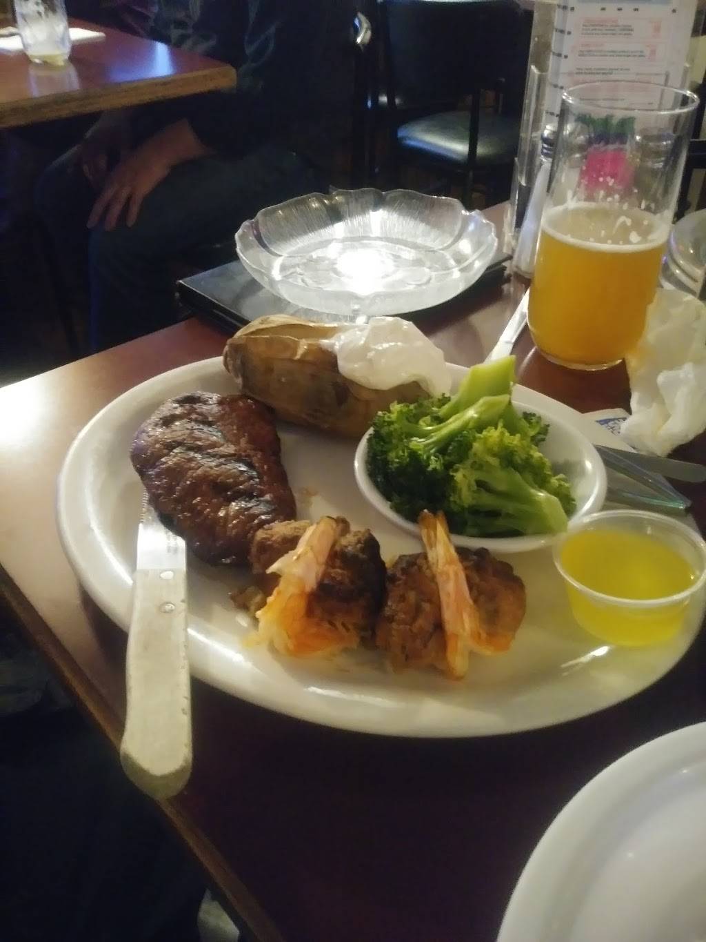 Uncle Ronnies Red Tavern | restaurant | 2692 Victory Hwy, Burrillville, RI 02830, USA | 4015686243 OR +1 401-568-6243