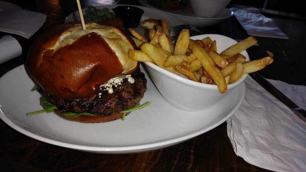 Bulldog Ale House | restaurant | 6606 N Sheridan Rd, Chicago, IL 60626, USA | 7732749331 OR +1 773-274-9331