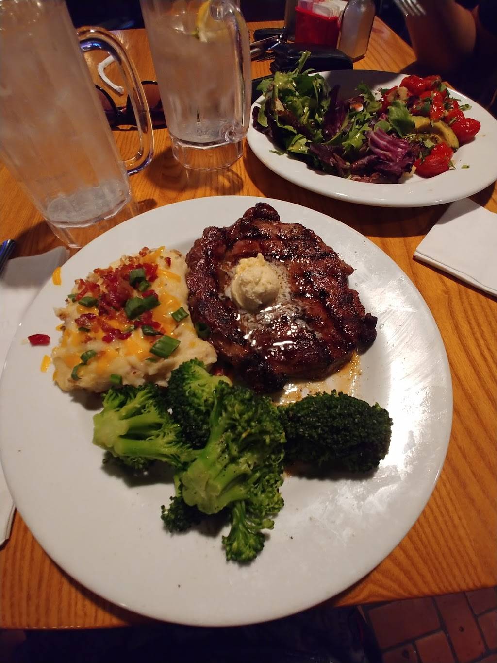 Chilis Grill & Bar | Open for Dine-In, Delivery and Takeout | restaurant | 7887 E Central Ave, Wichita, KS 67206, USA | 3166864110 OR +1 316-686-4110