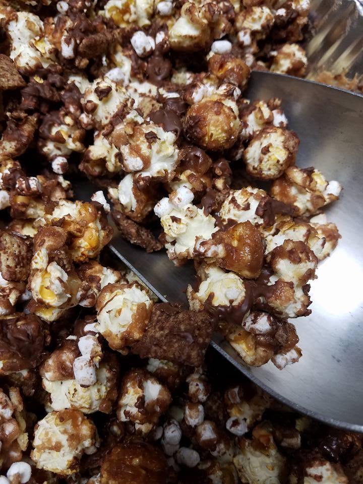 Mom & Pops Kettle Korn Stop | restaurant | 119 S Market St, Paxton, IL 60957, USA | 2173792676 OR +1 217-379-2676