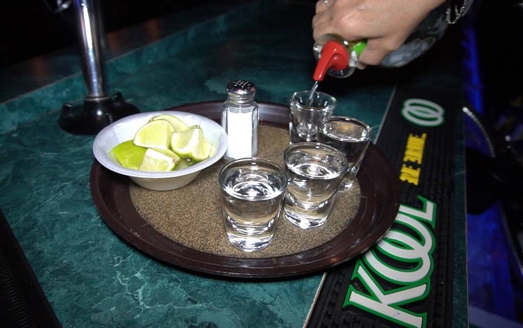 Grouchos Bar & Grill | restaurant | 8355 S Pulaski Rd, Chicago, IL 60652, USA | 7737674838 OR +1 773-767-4838