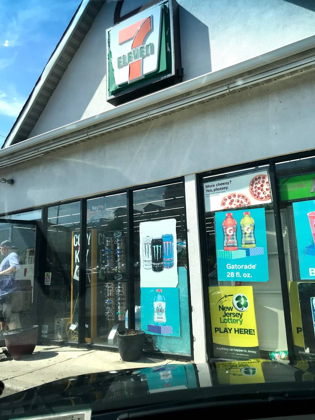 7-Eleven | bakery | 565 Tonnele Ave, Jersey City, NJ 07307, USA | 2012161614 OR +1 201-216-1614