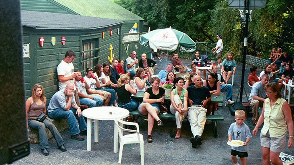 Champions Pub | restaurant | 2417 N Bartlett Ave, Milwaukee, WI 53211, USA | 4143322440 OR +1 414-332-2440