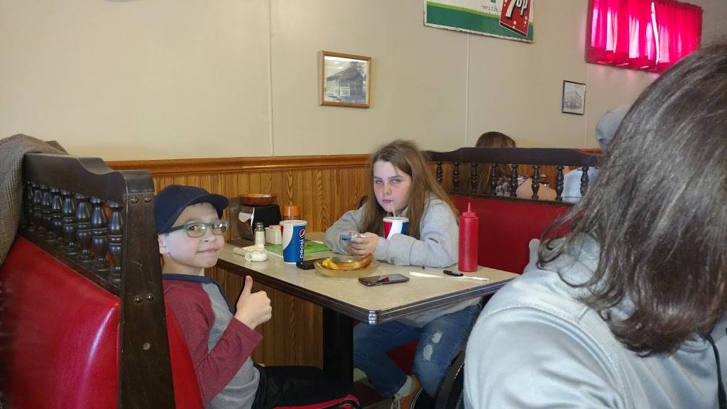 Carolyn & Co Cafe & Bakery | restaurant | 708 N Monroe St, Abingdon, IL 61410, USA | 3094623250 OR +1 309-462-3250