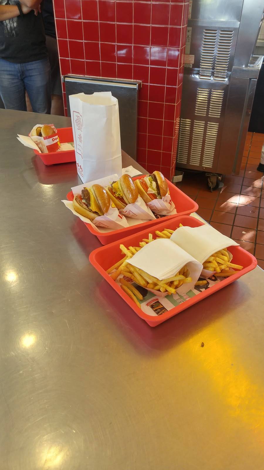 In-N-Out Burger | restaurant | 920 E Playa Del Norte Dr, Tempe, AZ 85281, USA | 8007861000 OR +1 800-786-1000