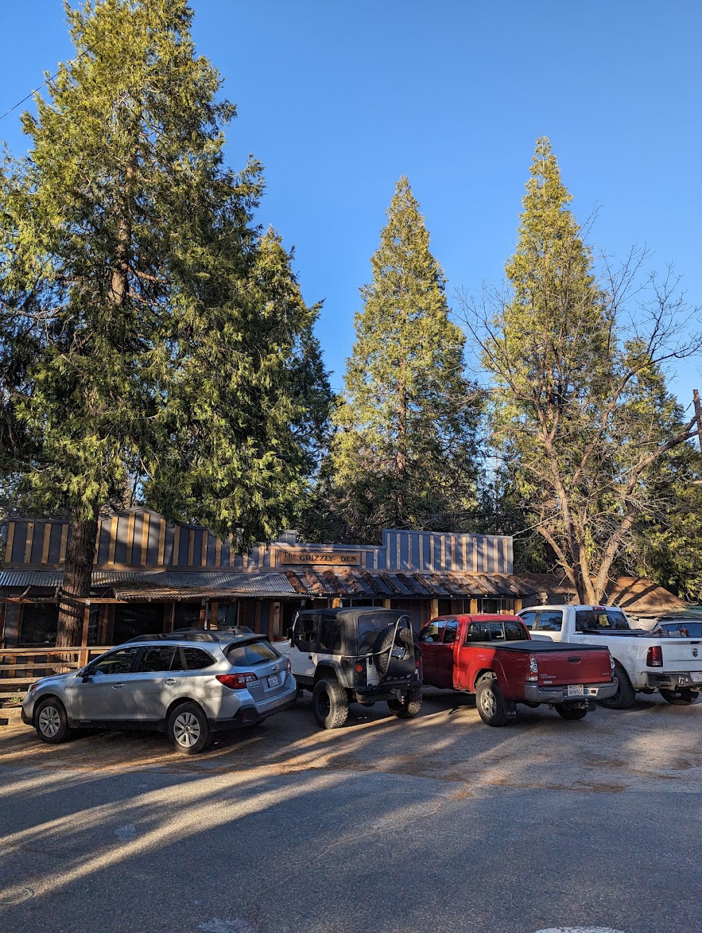 The Grizzly Den | restaurant | 8331 Grizzly Flat Rd, Somerset, CA 95684, USA | 2092565132 OR +1 209-256-5132