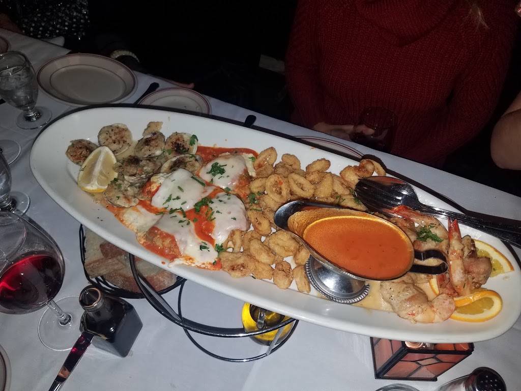 Louies | restaurant | 136 River Rd Ext, Cos Cob, CT 06807, USA | 2034222177 OR +1 203-422-2177