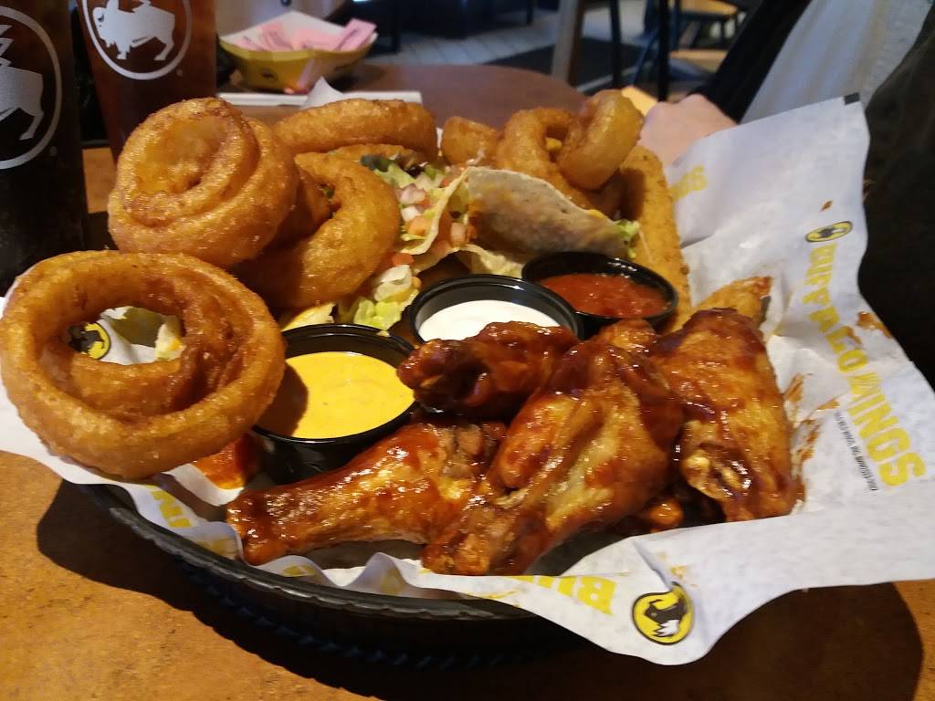 Buffalo Wild Wings | meal takeaway | 7030 W 105th St, Overland Park, KS 66212, USA | 9133419464 OR +1 913-341-9464