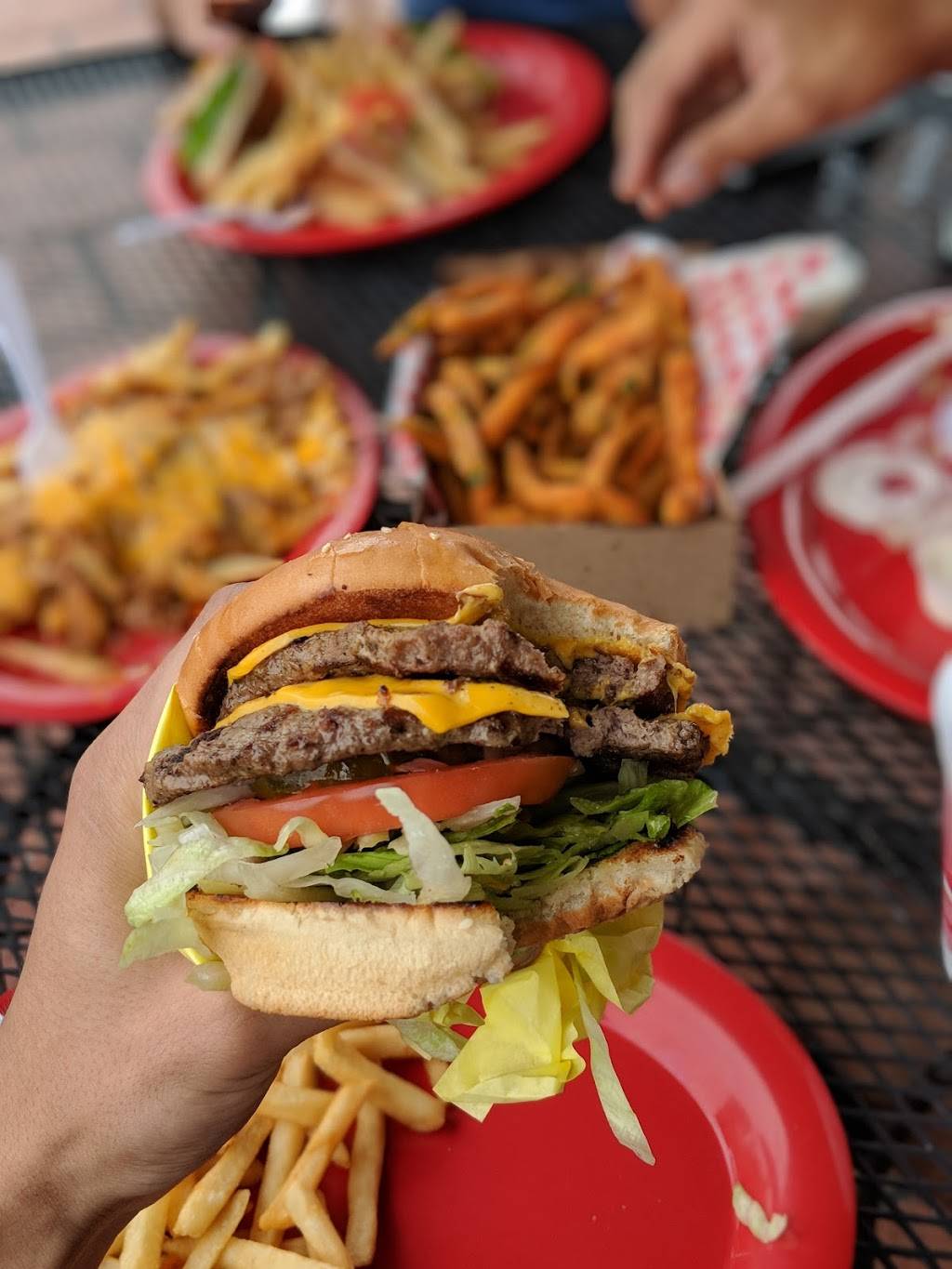 Chriss Burgers | restaurant | 13737 Amar Rd, La Puente, CA 91746, USA | 6263385258 OR +1 626-338-5258