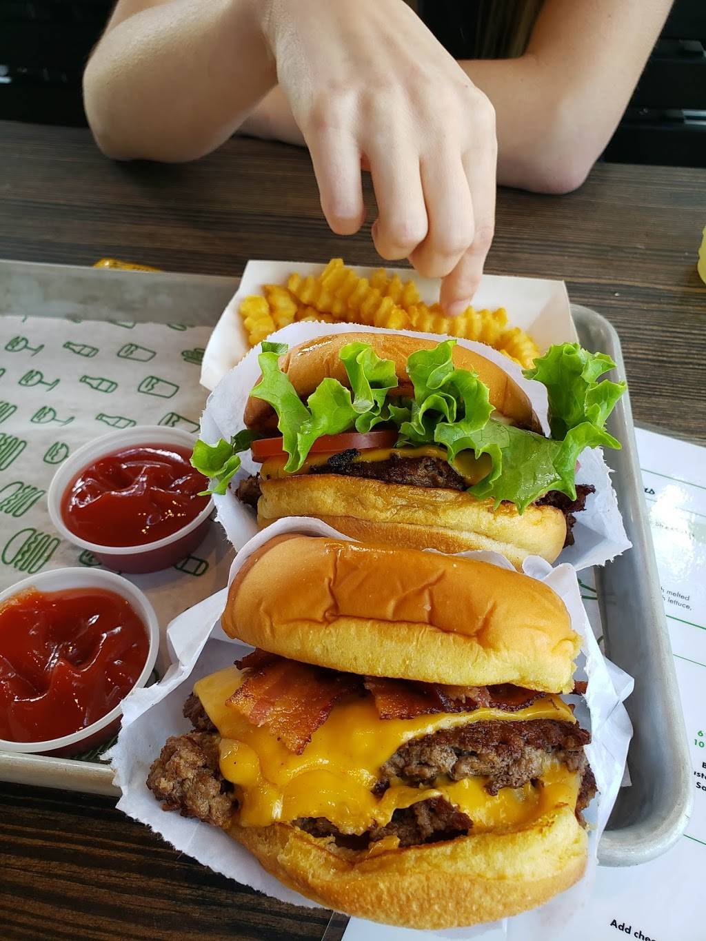 Shake Shack | restaurant | 2400 N Federal Hwy, Fort Lauderdale, FL 33305, USA | 7542164398 OR +1 754-216-4398