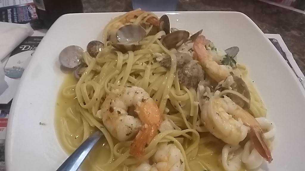 Luigis Italian Bistro | restaurant | 2733 Manitowoc Rd #5, Green Bay, WI 54311, USA | 9204684900 OR +1 920-468-4900