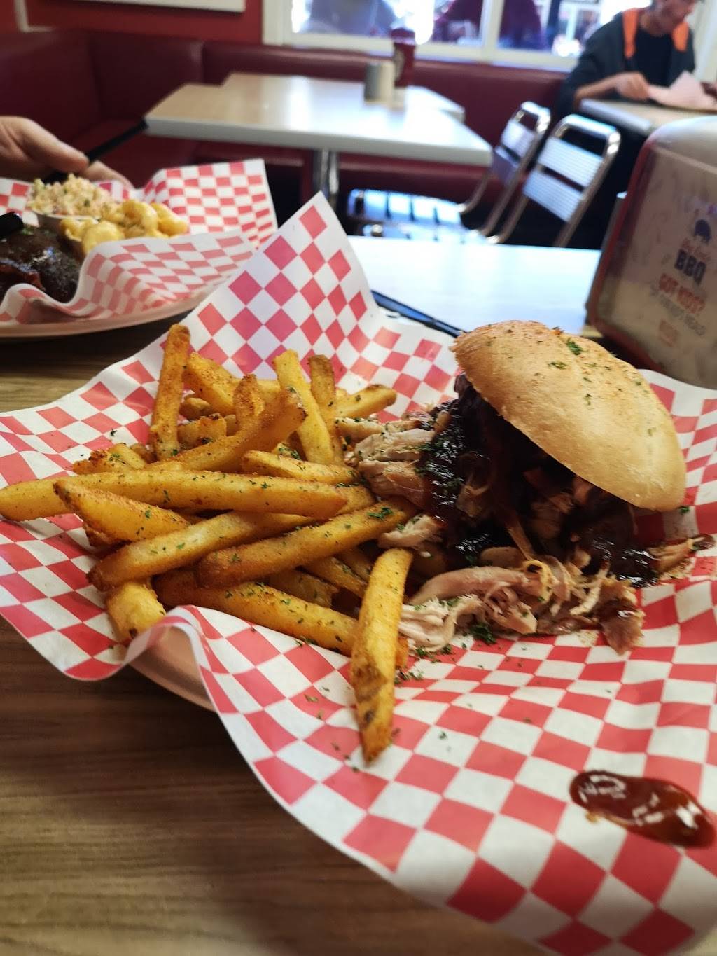 Big Erns BBQ | restaurant | 707 Fremont St, Las Vegas, NV 89101, USA | 7028347845 OR +1 702-834-7845
